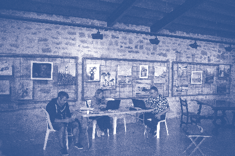Komunikazio zentralizatua eta lurraldeen artean banatua